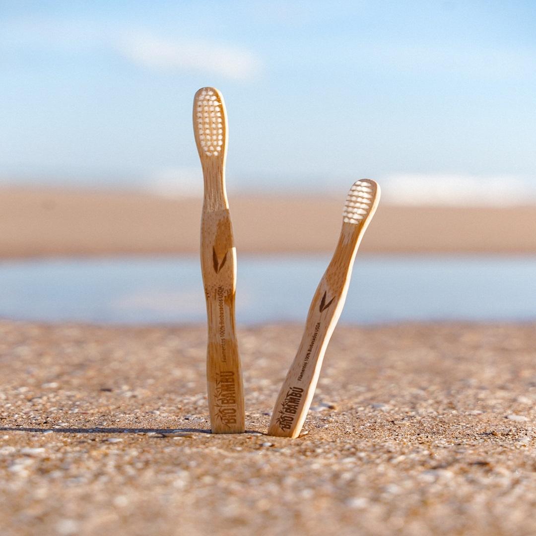 Cepillos de dientes de bambú 